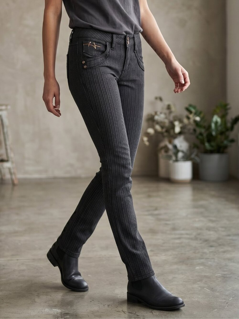 NWT Women’s Slim Fit Jeans – Size 28, Classic Everyday Denim